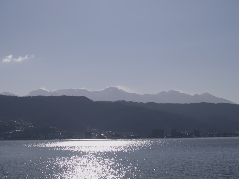 諏訪湖畔より八ヶ岳を望む